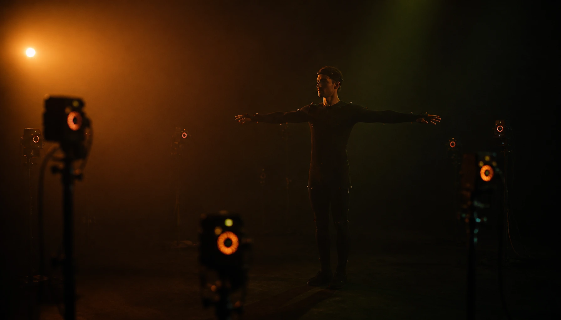 Iemand in een motion-capture pak tussen verlichte camera’s